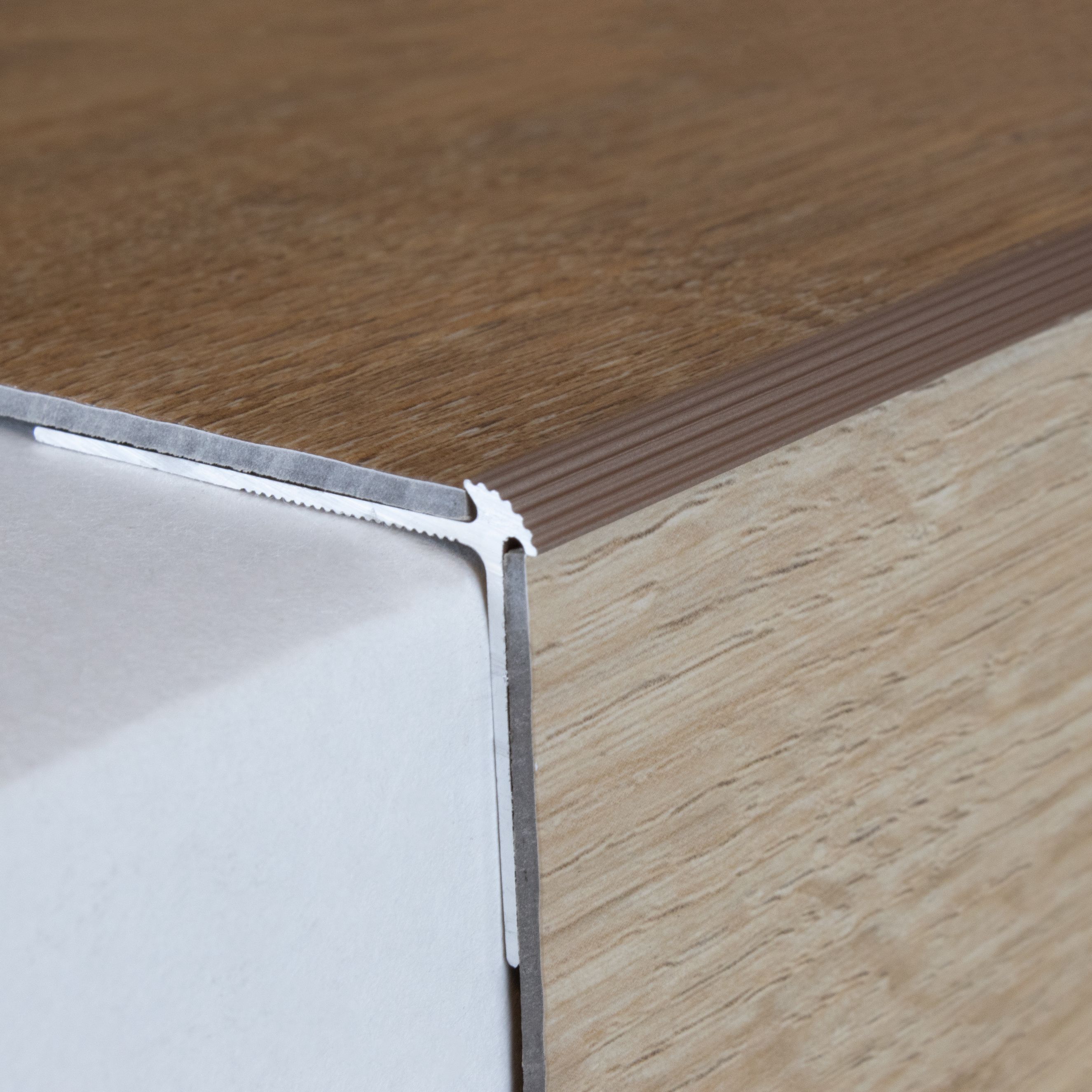 Auer Treppenkanten- & Winkelprofile Lévis H 30 mm B 40 mm Einfasshöhe 2.5 mm Alu elox